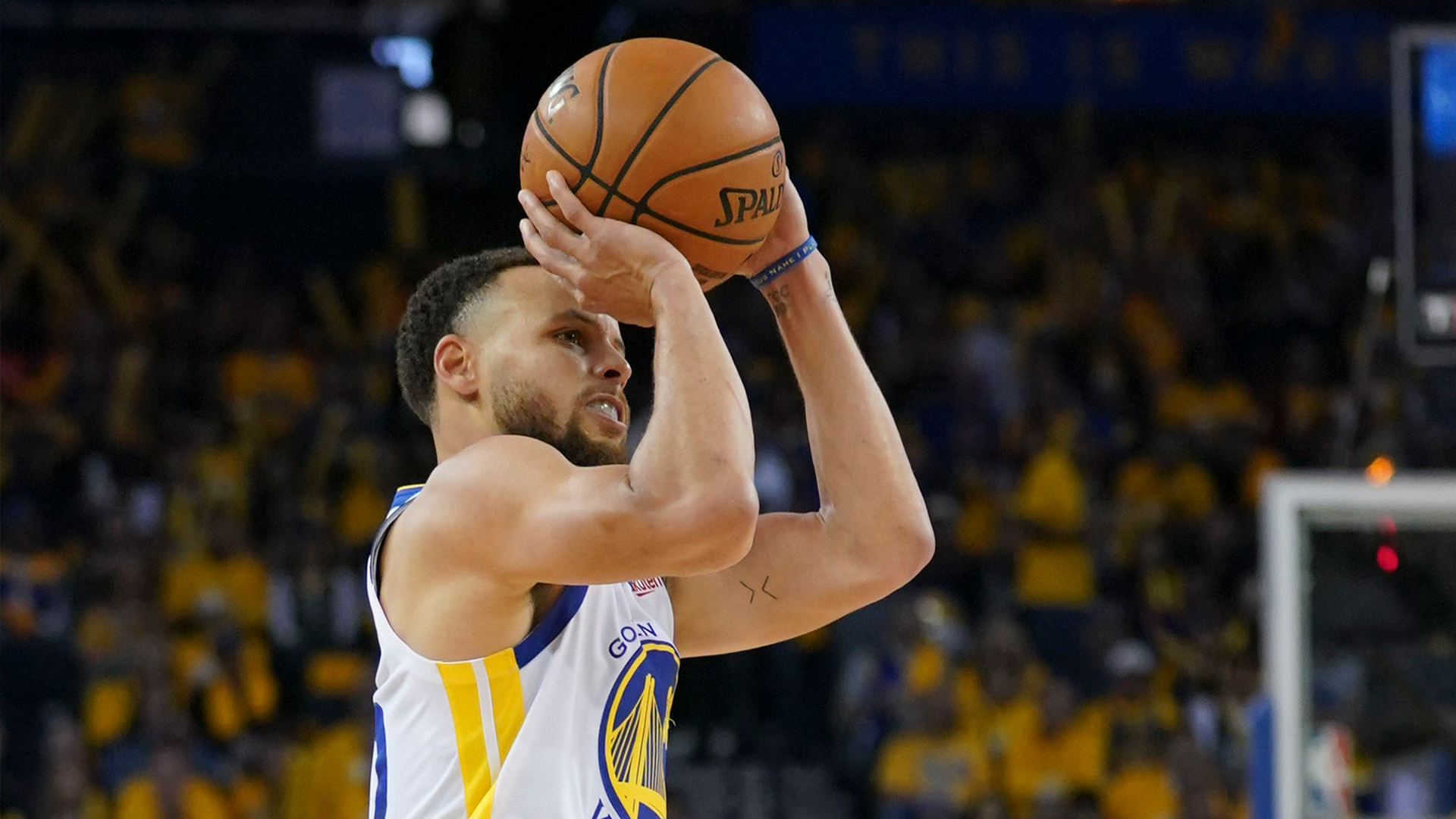 Cạn lời với học trò, Steve Kerr phải cầu cứu mẹ của Stephen Curry dạy lại con trai